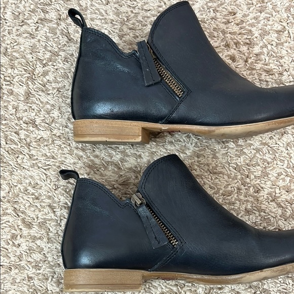 Bueno Footwear Vale Leather Black Minimal Ankle Boots - Size 38 EU 7 US - Picture 11 of 16